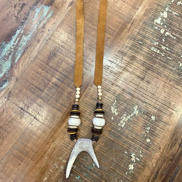 🌾 Antler Pendant Necklace - Picture 2 of 7